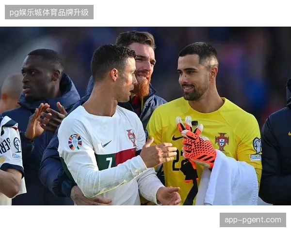 迪奥戈·科斯塔不仅是防线最后屏障，他精准的出球能力也是球队发起反击的起点